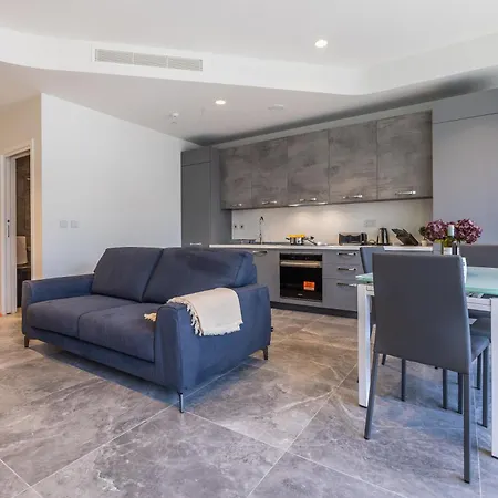 Piazza Panorama In The Island's Tallest Landmark Lägenhet