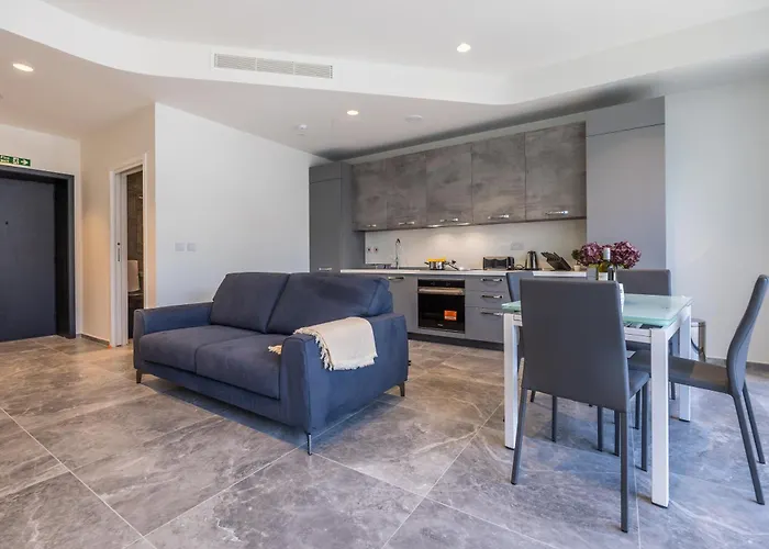 Piazza Panorama In The Island's Tallest Landmark Appartement