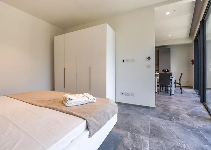 Piazza Panorama In The Island's Tallest Landmark Appartement